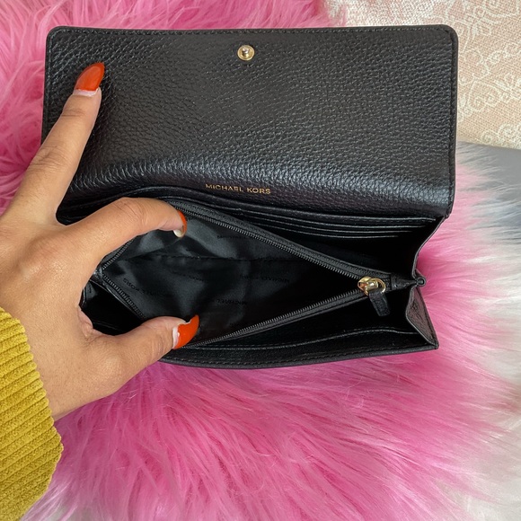 Michael Kors Fulton Carryall Flap Wallet - Picture 4 of 6